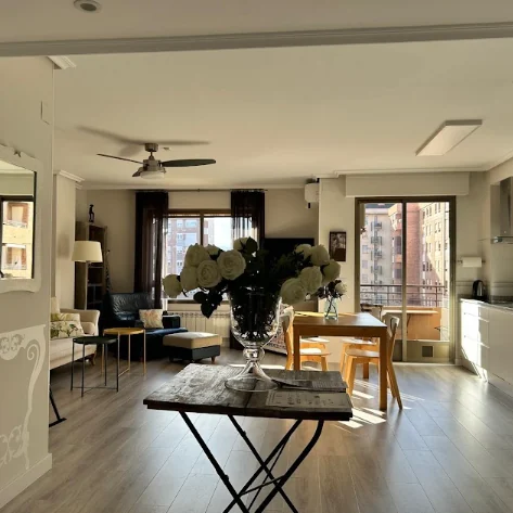 Bright living and dining room at La Estambrera, with ceiling fan and access to the terrace